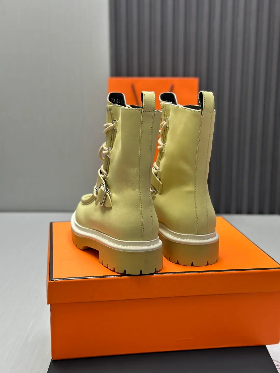 👟👟Ex-factory price 820👟👟 Hermes Martin boots fe new arrival~ Autumn and winter new Bouncing Martin boots casual shoes, the most comfortable shoes from Hermès, no one else⃣️, very light on the feet and good-looking, you will not feel tired when you go shopping and running around👍 The cowhide stitching feels good, very beautiful and versatile, very light and comfortable Hermès GD9321 is perfect for both sports and leisure. It feels great when you step on it! ✔️Fabric: Imported cowhide ✔️Inner lining: Imported silk sheepskin for lining insoles ✔️Outsole: Seamless combination of IP+TPU (multi-color letters) German technology irradiation machine ✔️Size: #35-40 code 🎁Top quality, simultaneous full set of packaging